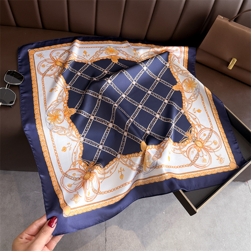 وشاح حريري مربع أزرق كلاسيكي ب - مراجعة Scarf Silk Square وسعره